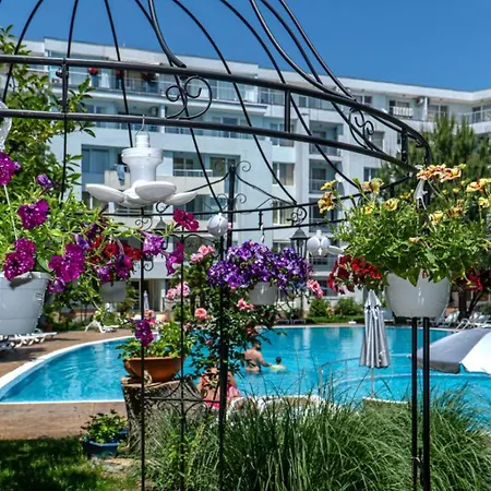 Yassen Village Aparthotel 3*